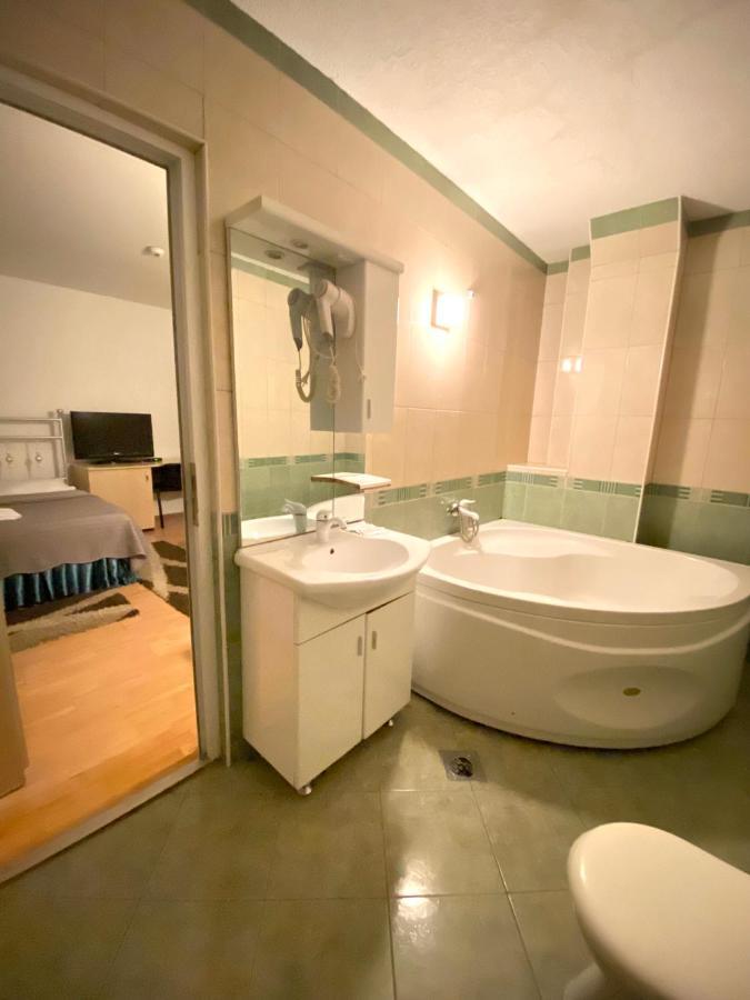 Hotel Sara & Spa Pristina Exteriör bild